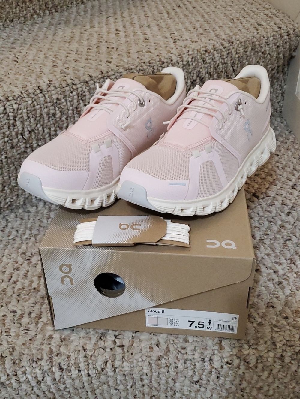 On Running Women's Cloud 6 Shoes in Salt/Gardenia, Size 7.5